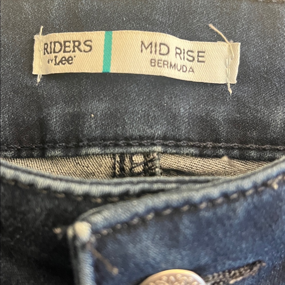 Women's Size 10 Mid Rise Lee Riders Bermuda Shorts - Picture 2 of 9